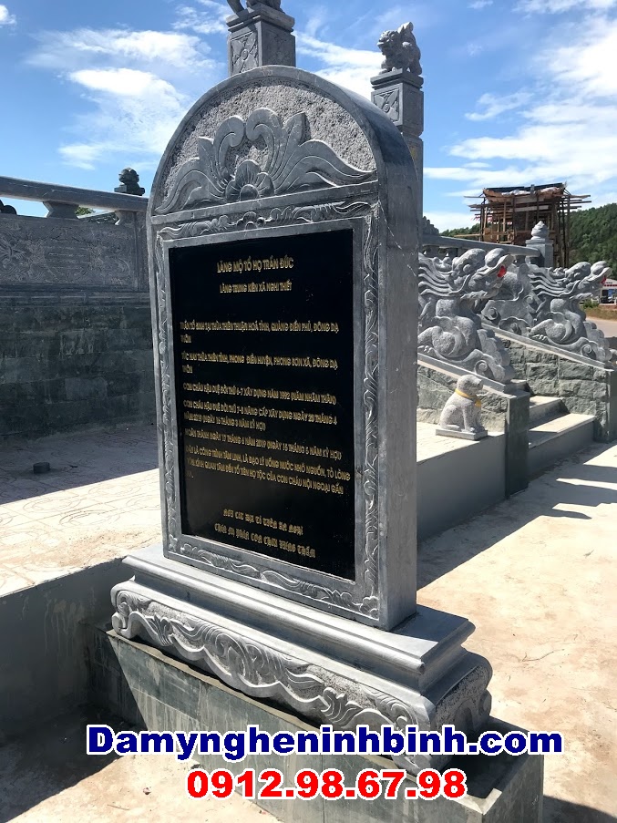 bia đá đặt trước cổng khu lăng