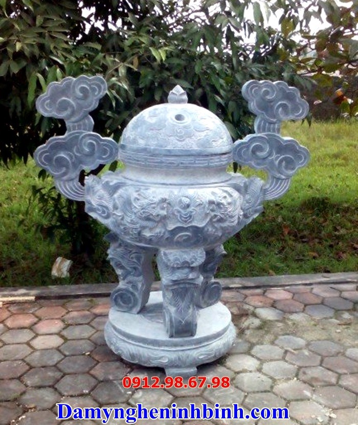 lư hương thờ cúng để ngoài trời
